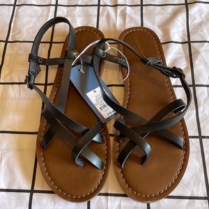 New never been worn Universal thread black ladies sandal size 6.5